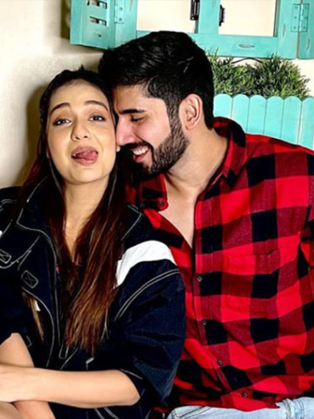 दिव्या अग्रवाल की सगाई पर एक्स बॉयफ्रेंड वरुण सूद ने दिया गजब का रिएक्शन 4 Divya Agarwal (5)