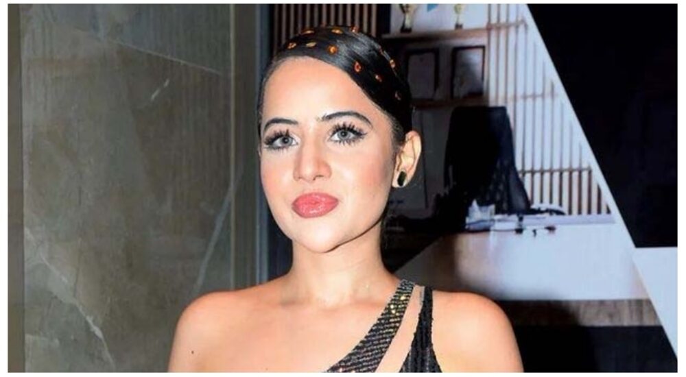 उर्फी जावेद ने 10 रुपये में तैयार की दो हसीनाएं, कैमरे के सामने पहनाए उनको कपड़े