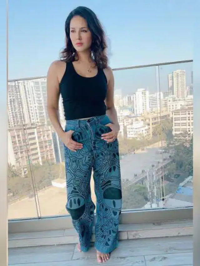 Sunny Leone ने सर्दी में जींस और ब्रालेट में मचाई सनसनी