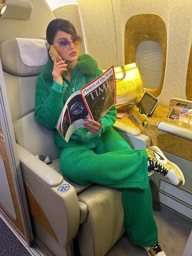 ग्रीन आउटफिट में उर्वशी रौतेला ने प्लेन में दिए विंटर लुक