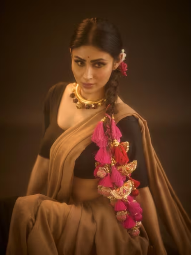 घाघरा चोली में गांव की छोरी बन गई Mouni Roy