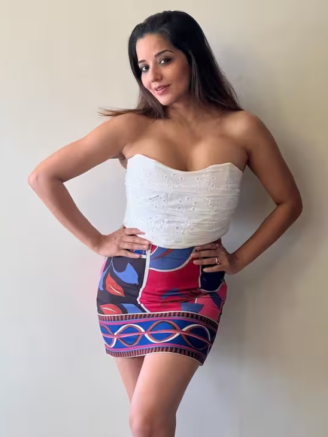 ऑफ शोल्डर टॉप के साथ मिनी स्कर्ट में इठलाईं मोनालिसा