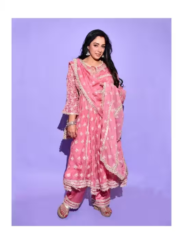 गुलाबी रंग के सूट में ‘अनुपमा’ ने दिखाया अपना कातिलाना अंदाज