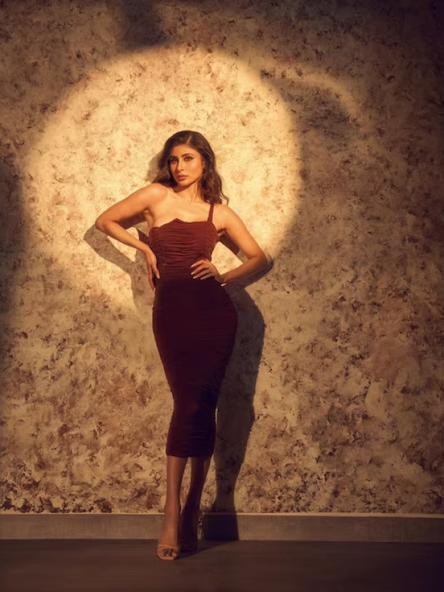 Mouni Roy ने गिराई हुस्न की बिजलियां