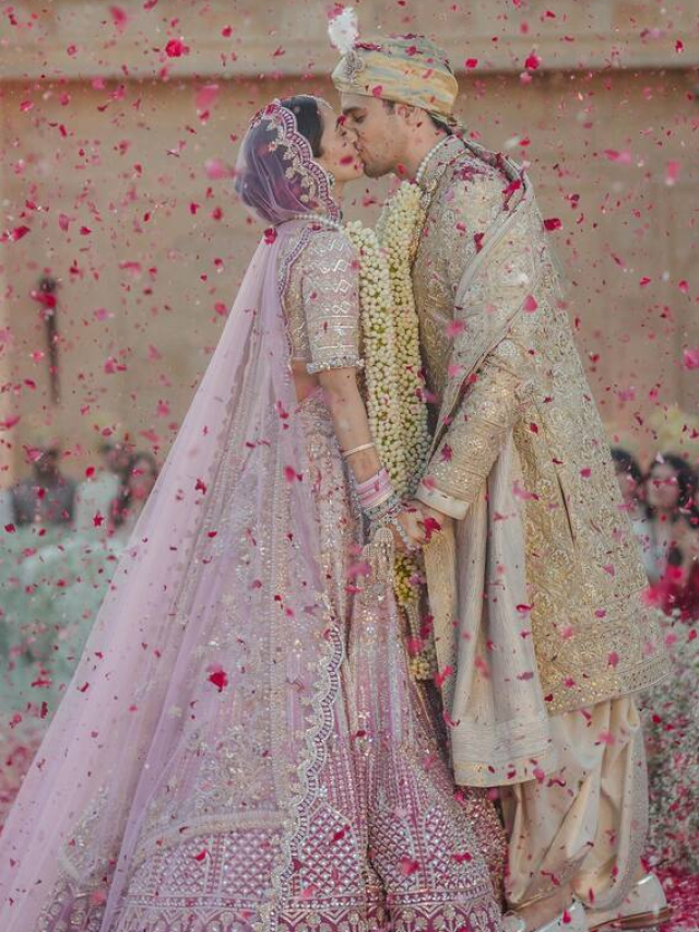 परिवार के सामने एक दूसरे में डूबे कियारा-सिद्धार्थ, हुए लिपलॉक