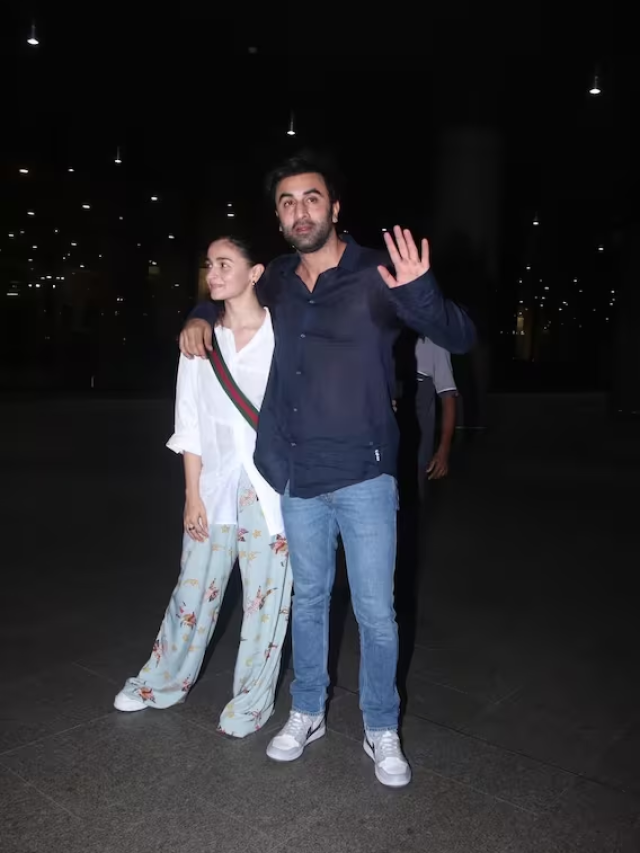 एयरपोर्ट पर Ranbir Kapoor-Alia ने बाहों में बाहें डालकर लूटी महफ़िल