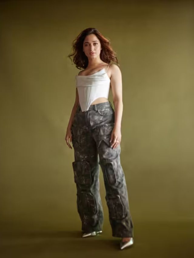 Tamannaah Bhatia ने डीप नेक व्हाइट टॉप में गिराई बिजलियां