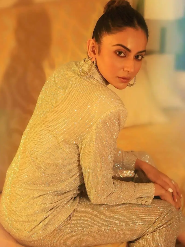 गोल्डन चमकती ड्रेस में Rakul Preet ने बढ़ाया इंटरनेट का पारा