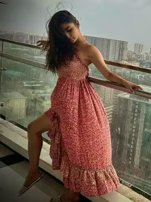 मानसून में घर की बालकनी में बलखाती दिखीं Mouni Roy