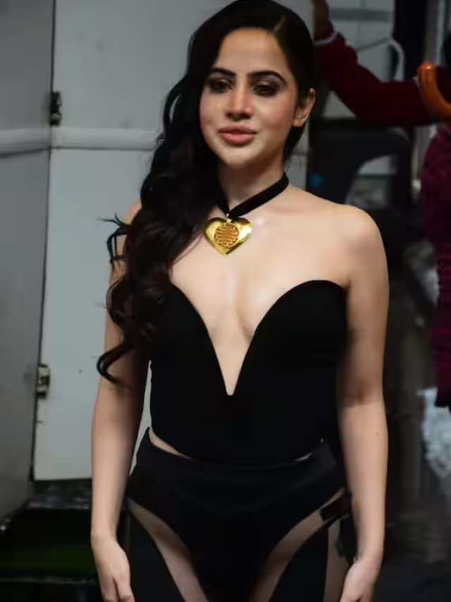 ब्लैक ड्रेस में बेबी डॉल लुक में दिखाई दी Urfi Javed