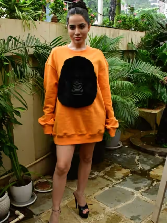 सिर्फ स्वेटशर्ट पहन मुंबई की सड़कों पर निकलीं Urfi Javed