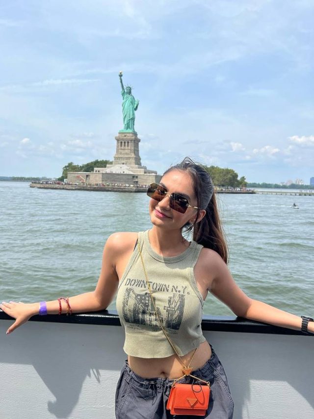 न्यूयॉर्क में फैमिली के साथ गर्धा मचाती दिखीं Anushka Sen