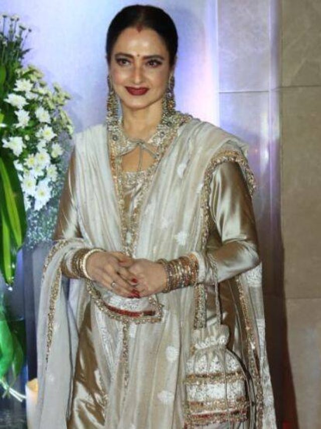 इंडो वेस्टर्न लुक में Rekha ने महफिल में लगाए चार चाँद