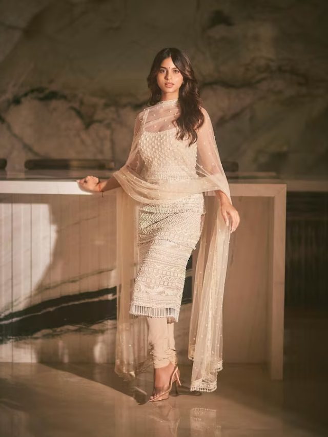 ट्रेडिशनल लुक में शाहरुख खान की बेटी Suhana Khan ने लूटी लाइमलाइट