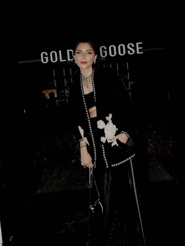 ब्लैक वेलवेट जैकेट में Kanika Kapoor ने दिखाई कातिल अदाएं