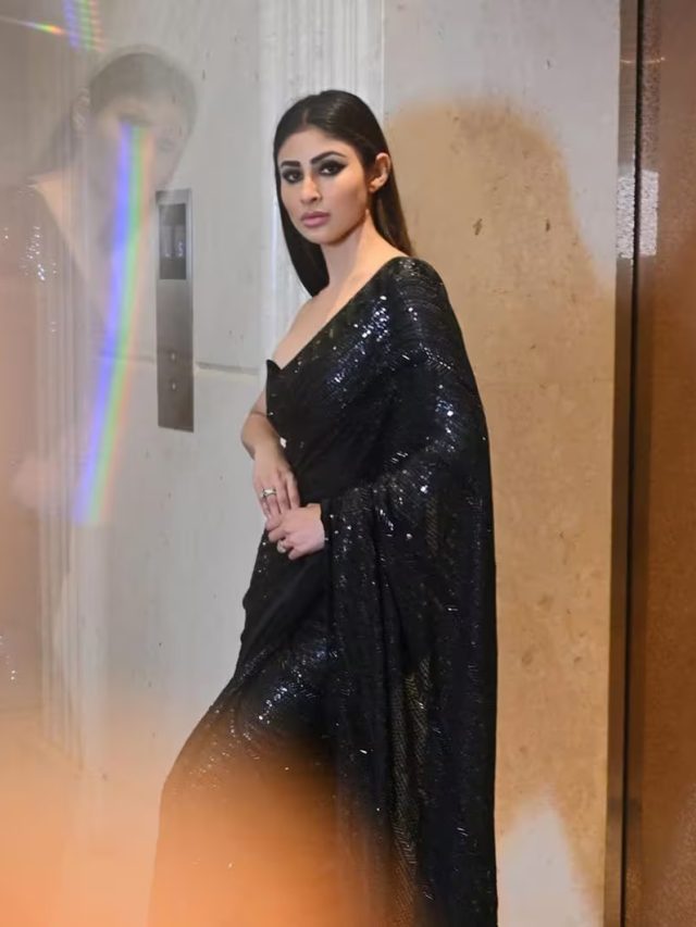 विजयदशमी के दिन रावण के पसंदीदा रंग में रंगी Mouni Roy