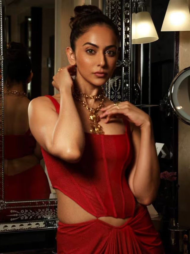 रेड ड्रेस में बेहद हॉट लगी Rakul Preet Singh