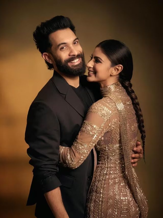 कैमरे के सामने पति के साथ रोमांटिक हुई Mouni Roy