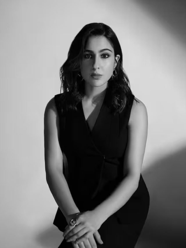 ब्लैक लुक में Sara Ali Khan ने जीता फैंस का दिल