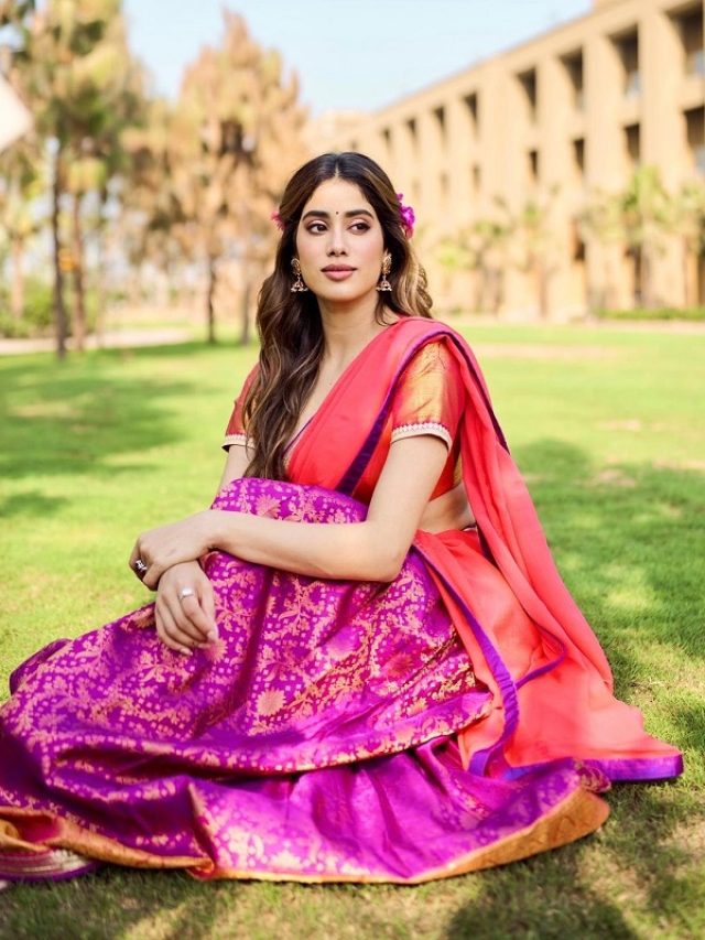 रेड एंड पर्पल घाघरा चोली में Janhvi Kapoor का सादगी भरा लुक