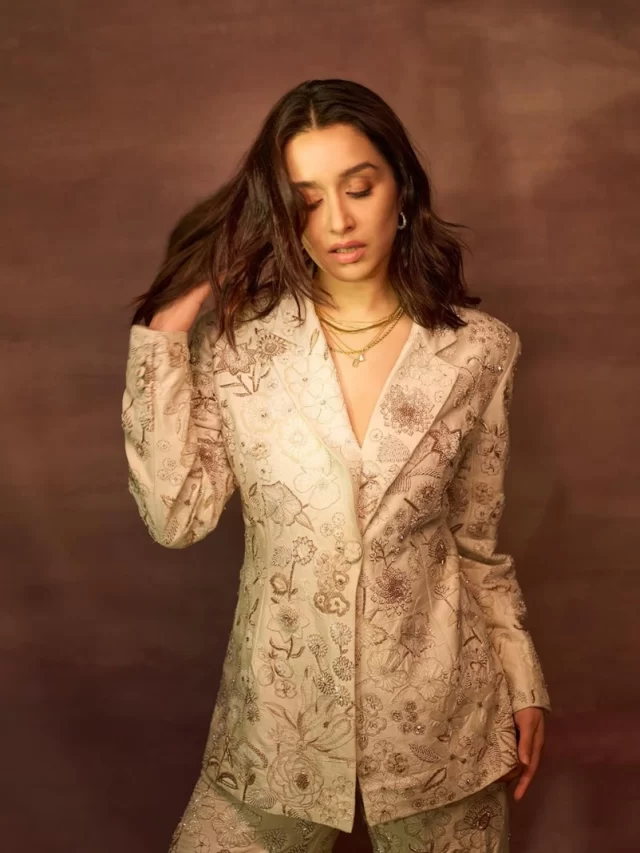 Shraddha Kapoor के इस बॉसी लुक को करें रीक्रिएट
